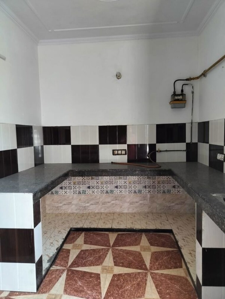 Kitchen, sector 20 2.5 Bedroom 300 Sq.Mt. Villa In Sector 20 Noida 10503303