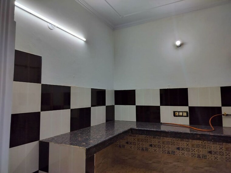 Team Area, sector 20 2.5 Bedroom 300 Sq.Mt. Villa In Sector 20 Noida 10503303