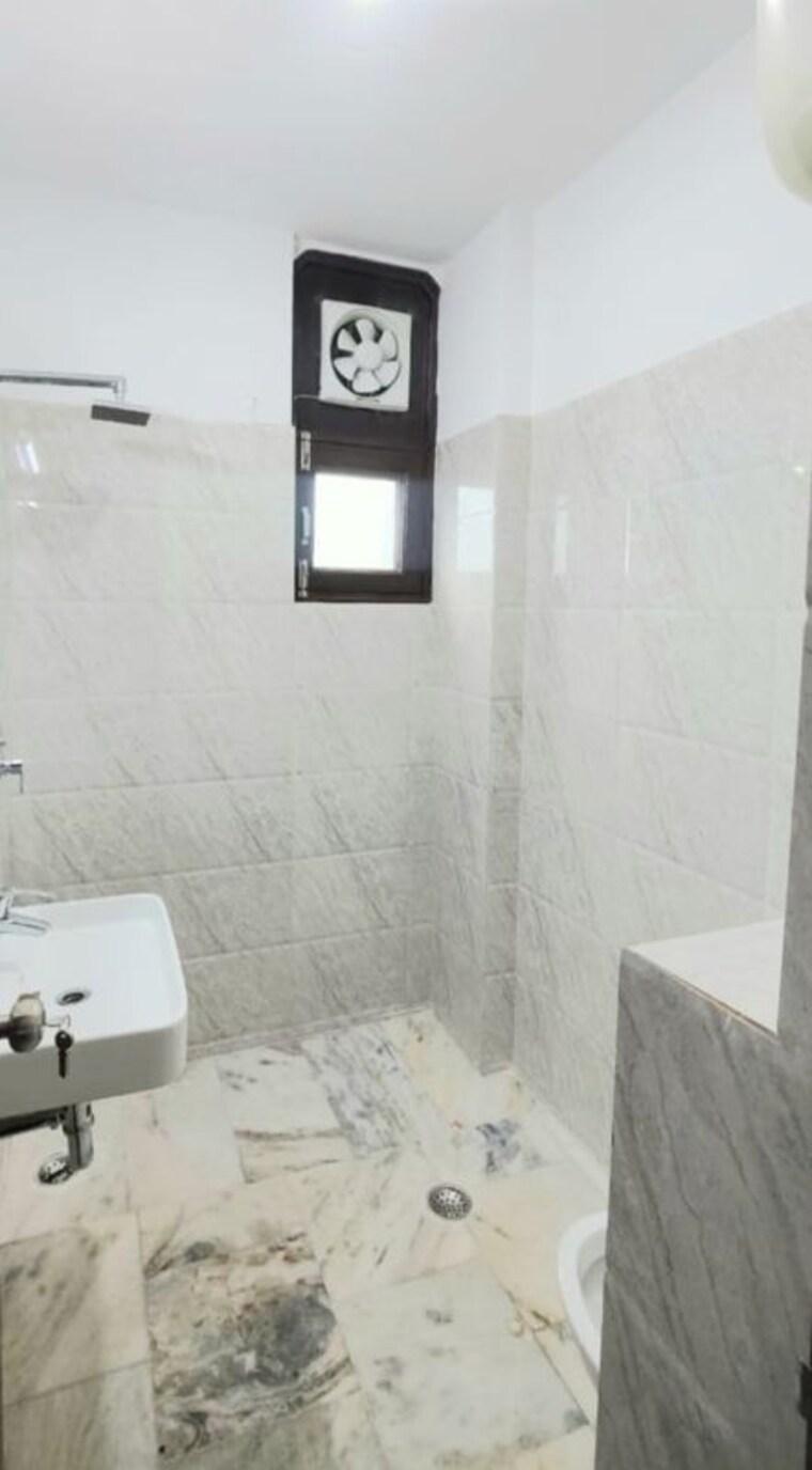 Bathroom, east of kailash 3 Bedroom 1800 Sq.Ft. Apartment In East Of Kailash Delhi 10503544