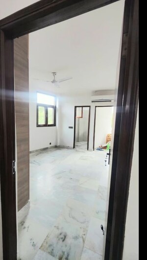 Room in 3 BHK Apartment at East Of Kailash – for Rent