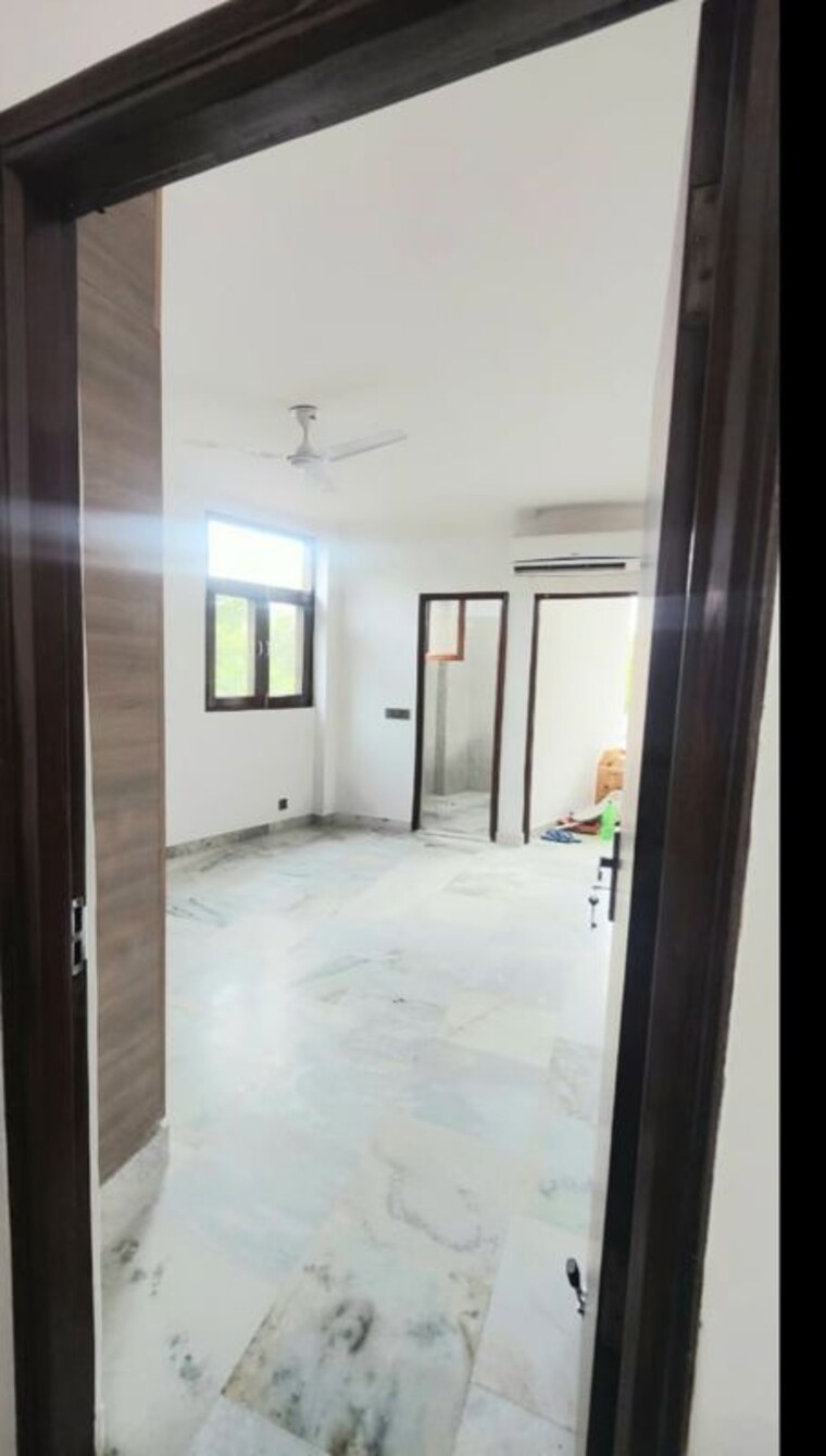 Room, east of kailash 3 Bedroom 1800 Sq.Ft. Apartment In East Of Kailash Delhi 10503544