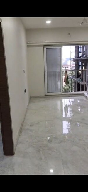 Room in 3 BHK Apartment at Malad West – for Rent