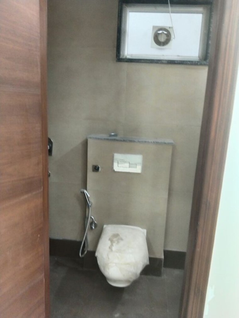 Bathroom, new rajinder nagar 2 Bedroom 100 Sq.Yd. Builder Floor In New Rajinder Nagar Delhi 10503597