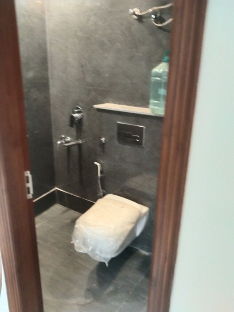 Bathroom, new rajinder nagar 2 Bedroom 100 Sq.Yd. Builder Floor In New Rajinder Nagar Delhi 10503597