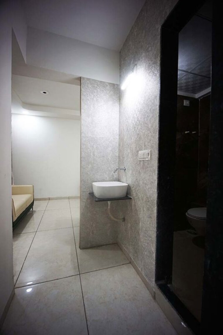 Bathroom, hanspura 2 Bedroom 136 Sq.Yd. Apartment In Hanspura Ahmedabad 10503654