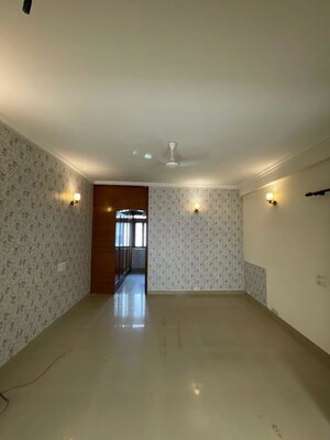 Room in 4 BHK Villa at Unitech Deerwood Chase, Nirvana Country – for Rent