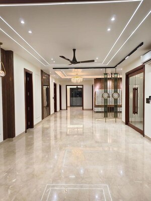 Room in 5 BHK Villa at Sector 28 – for Sale