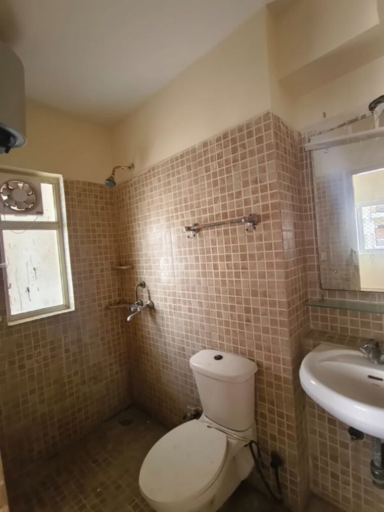 Attached Bathroom, paras-tierea 3 Bedroom 1565 Sq.Ft. Apartment In Sector 137 Noida 10503813