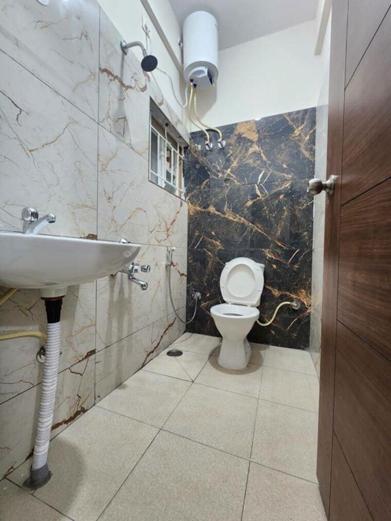 Bathroom, hsr layout sector 2 2 Bedroom 1100 Sq.Ft. Builder Floor In Hsr Layout Sector 2 Bangalore 10503829