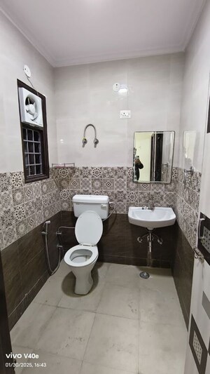 Team Area in 2 BHK Apartment at Vasant Kunj – for Rent