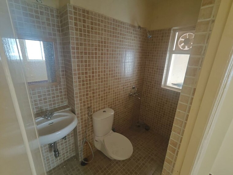 Bathroom, paras-tierea 3 Bedroom 1580 Sq.Ft. Apartment In Sector 137 Noida 10503886