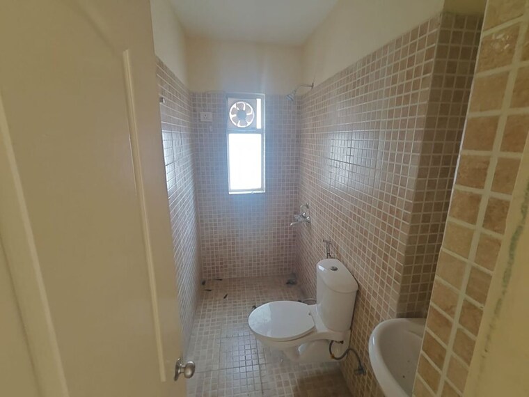 Bathroom, paras-tierea 3 Bedroom 1580 Sq.Ft. Apartment In Sector 137 Noida 10503886
