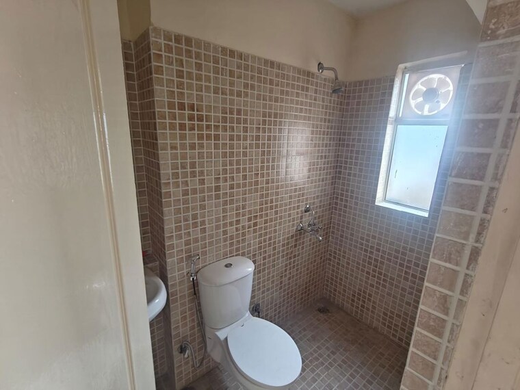 Bathroom, paras-tierea 3 Bedroom 1580 Sq.Ft. Apartment In Sector 137 Noida 10503886