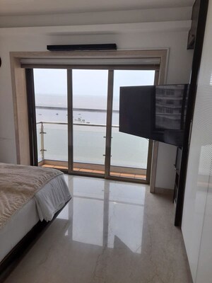 Room in 2 BHK Apartment at Cuffe Parade – for Sale