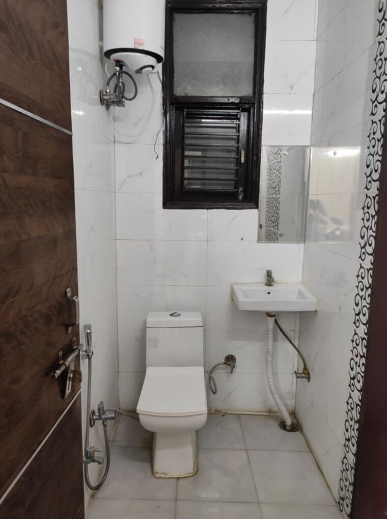 Bathroom, jawahar nagar 1 Bedroom 100 Sq.Yd. Builder Floor In Jawahar Nagar Delhi 10503995