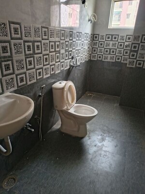 Bathroom in 2.5 BHK Apartment at Aishbagh – for Rent