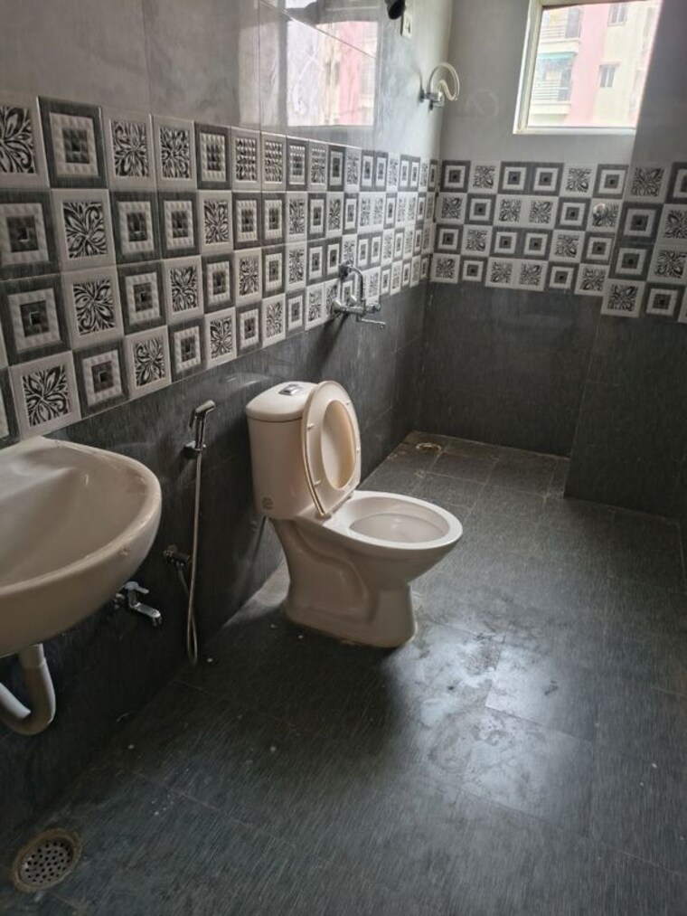 Bathroom, aishbagh 2.5 Bedroom 1400 Sq.Ft. Apartment In Aishbagh Lucknow 10503991