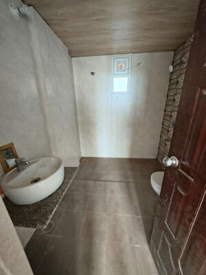 Bathroom in 2.5 BHK Apartment at Aishbagh – for Rent