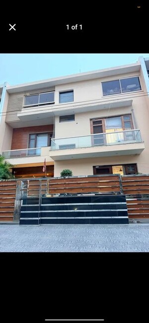 6+ BHK Independent House For Sale in Sector 21