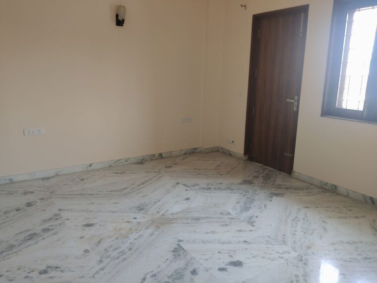 Room, mewala maharajpur 3 Bedroom 275 Sq.Yd. Builder Floor In Mewala Maharajpur Faridabad 10504157