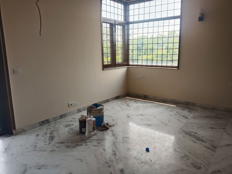 Room, mewala maharajpur 3 Bedroom 275 Sq.Yd. Builder Floor In Mewala Maharajpur Faridabad 10504157