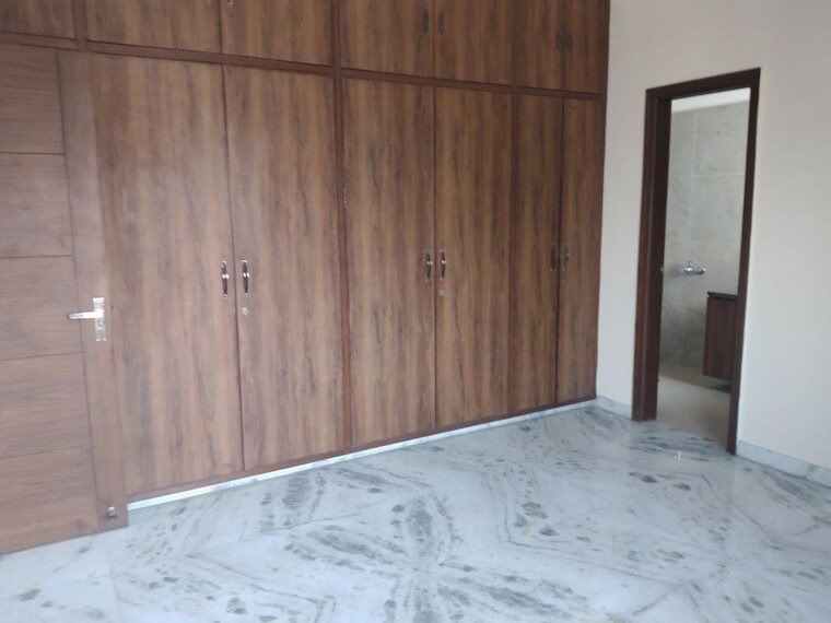 Room, mewala maharajpur 3 Bedroom 275 Sq.Yd. Builder Floor In Mewala Maharajpur Faridabad 10504157