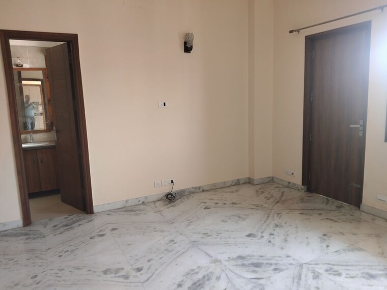 Room, mewala maharajpur 3 Bedroom 275 Sq.Yd. Builder Floor In Mewala Maharajpur Faridabad 10504157