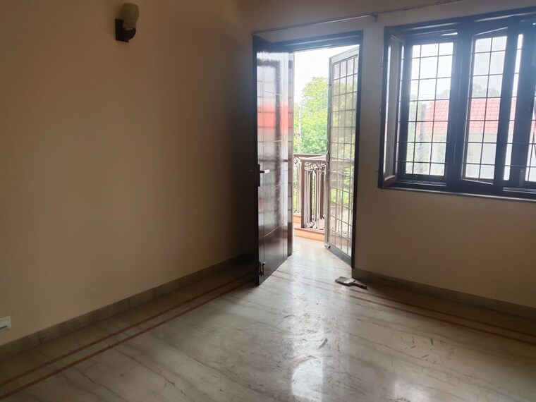Room, mewala maharajpur 3 Bedroom 275 Sq.Yd. Builder Floor In Mewala Maharajpur Faridabad 10504157