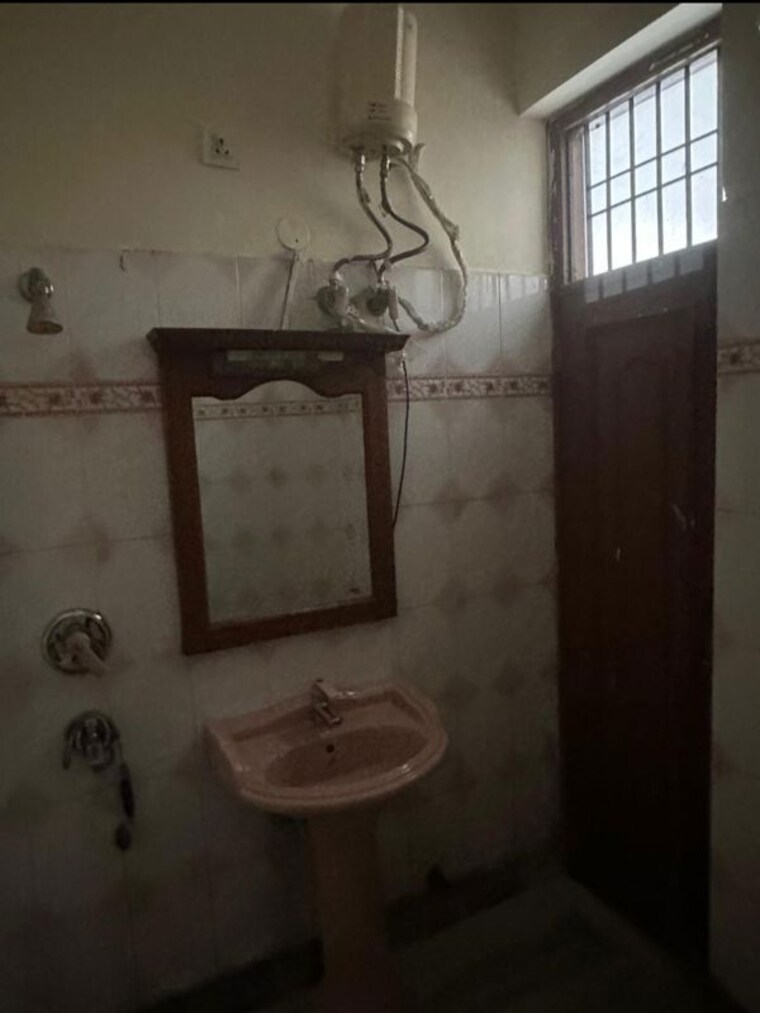 Bathroom, sector 15 3 Bedroom 250 Sq.Yd. Builder Floor In Sector 15 Chandigarh 10504437