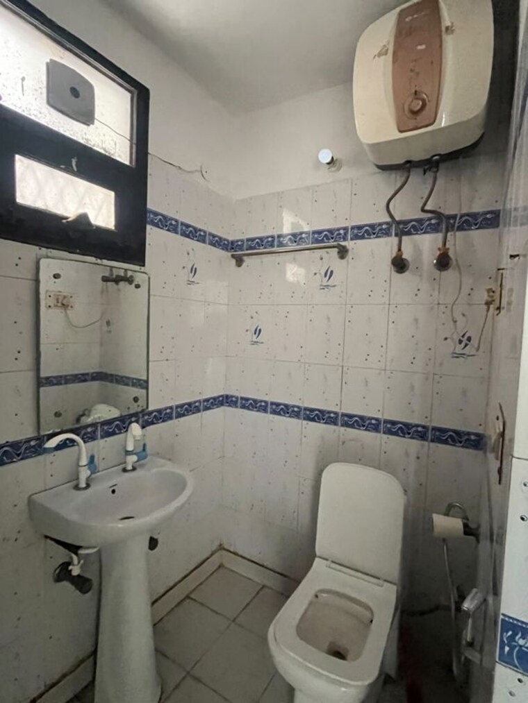 Bathroom, green fields colony Commercial Shop 800 Sq.Ft. In Green Fields Colony Faridabad 10503705