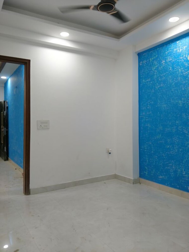 Room, sector 73 2 Bedroom 1000 Sq.Ft. Builder Floor In Sector 73 Noida 10504720