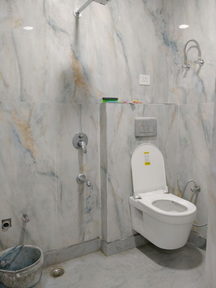 Bathroom, sector 73 2 Bedroom 1000 Sq.Ft. Builder Floor In Sector 73 Noida 10504720