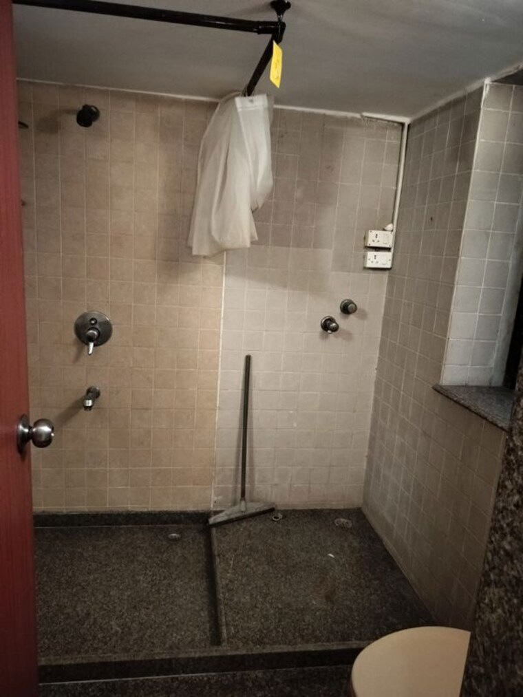 Bathroom, hill-road-chs 2 Bedroom 900 Sq.Ft. Apartment In Bandra West Mumbai 10504735
