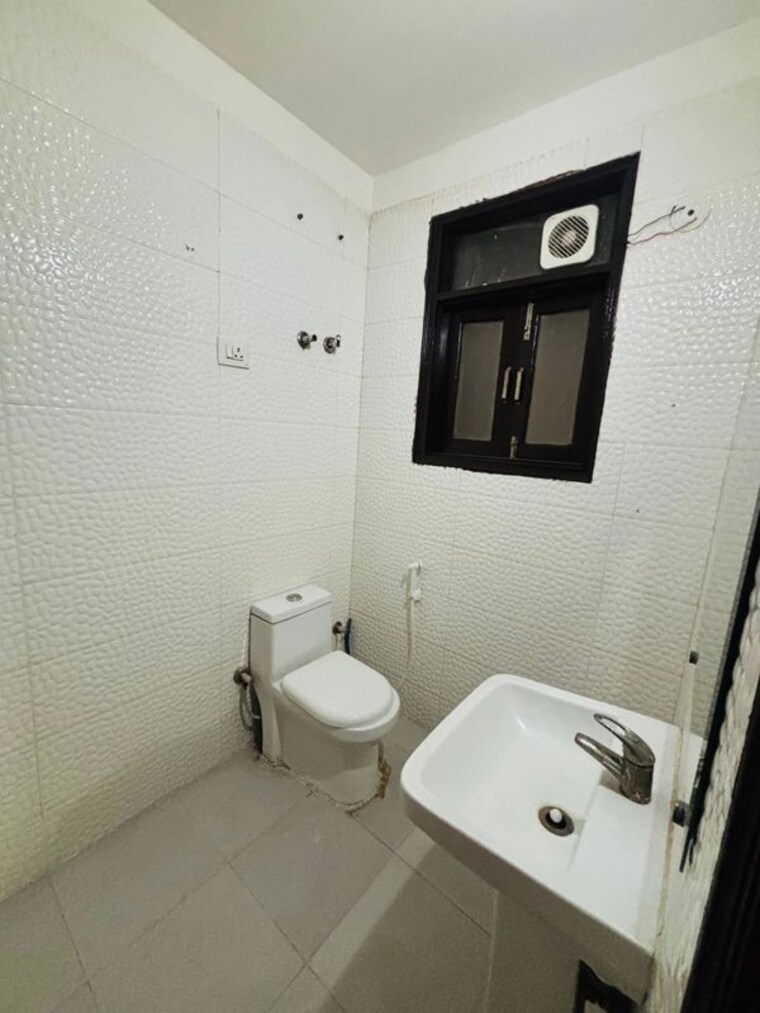 Bathroom, chattarpur 3 Bedroom 1550 Sq.Ft. Builder Floor In Chattarpur Delhi 10504816