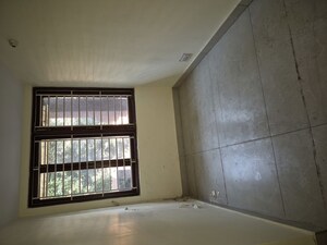 Room in 3.5 BHK Apartment at Mayur Vihar – for Rent