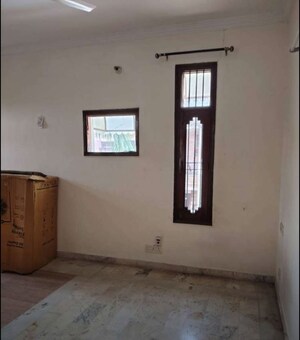 Room in 2 BHK Builder Floor at Sector 33 – for Rent