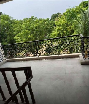 Balcony in 2 BHK Builder Floor at Sector 33 – for Rent