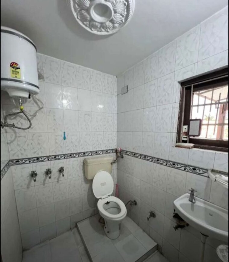 Bathroom, sector 37 2 Bedroom 1000 Sq.Ft. Builder Floor In Sector 37 Chandigarh 10505061