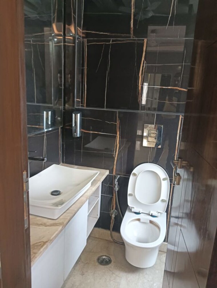 Bathroom, chittaranjan park 3 Bedroom 1550 Sq.Ft. Builder Floor In Chittaranjan Park Delhi 10505100