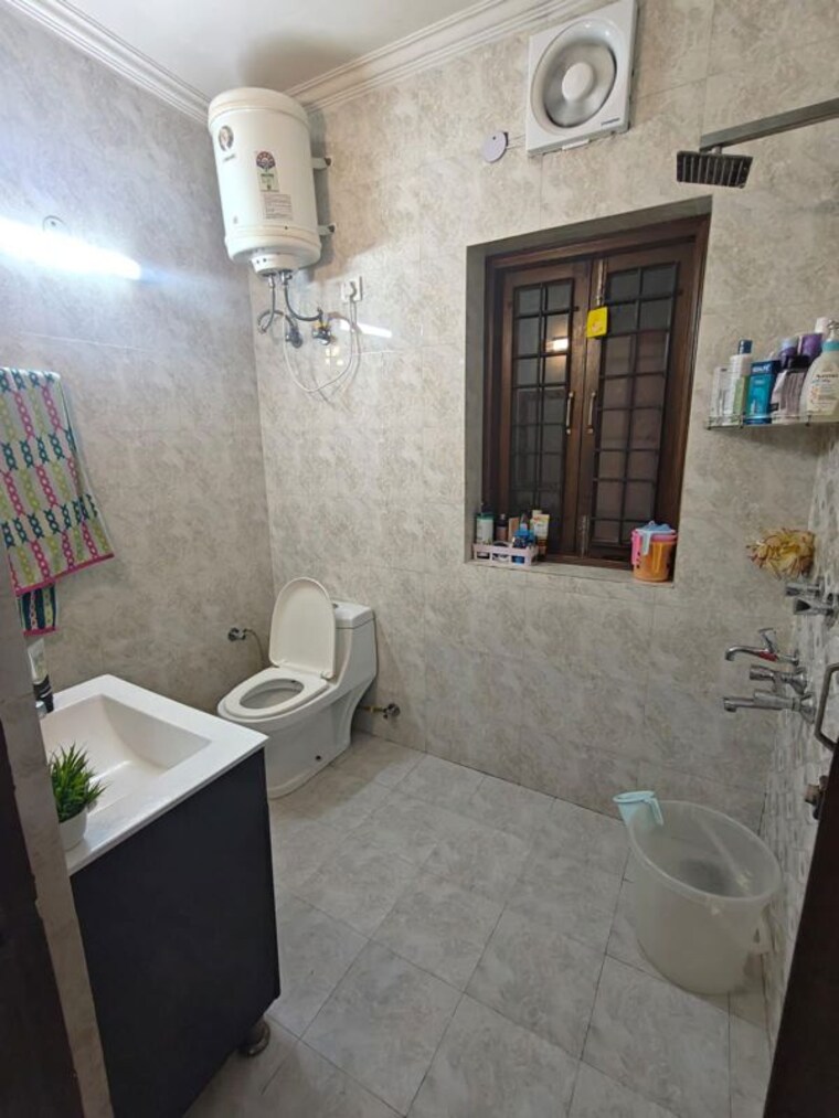 Bathroom, chittaranjan park 2 Bedroom 1150 Sq.Ft. Builder Floor In Chittaranjan Park Delhi 10429962