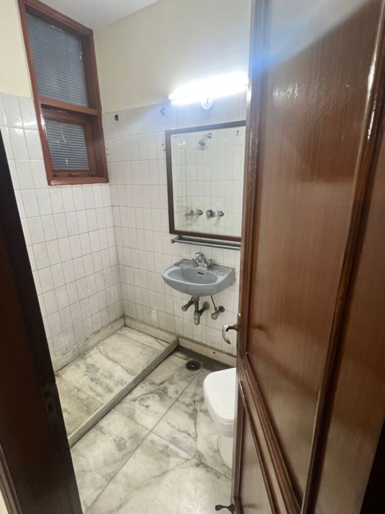 Bathroom, panchsheel park 2 Bedroom 1250 Sq.Ft. Builder Floor In Panchsheel Park Delhi 10505130