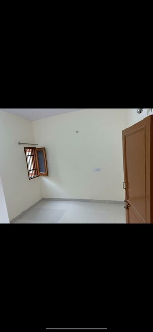 Room in 2 BHK Apartment at Sector 40 – for Sale