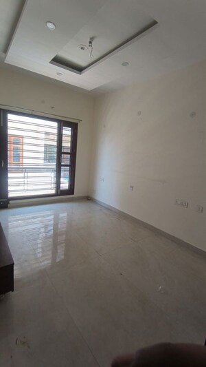 Room in 3 BHK Builder Floor at Omaxe The Resort, South Mullanpur – for Rent