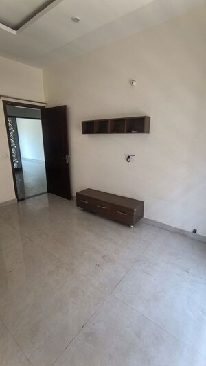 Room in 3 BHK Builder Floor at Omaxe The Resort, South Mullanpur – for Rent