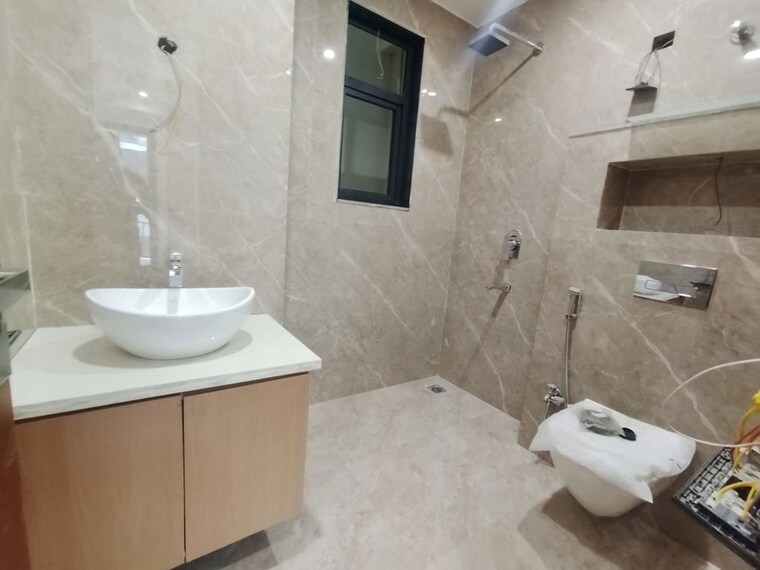 Bathroom, sector 23 3 Bedroom 270 Sq.Yd. Builder Floor In Sector 23 Gurgaon 10505240