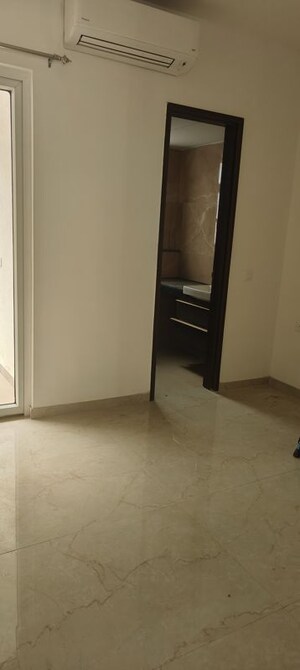Room in 3 BHK Apartment at Smart World Orchard, Sector 61 – for Rent