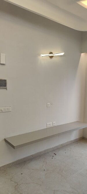 Furnished Amenities in 3 BHK Apartment at Smart World Orchard, Sector 61 – for Rent
