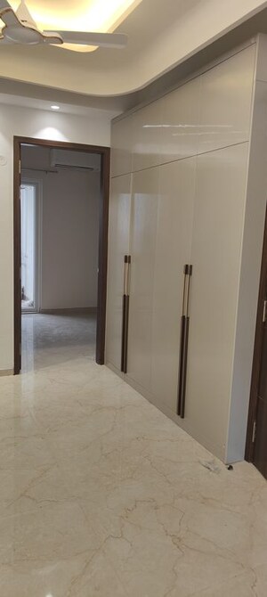 Room in 3 BHK Apartment at Smart World Orchard, Sector 61 – for Rent
