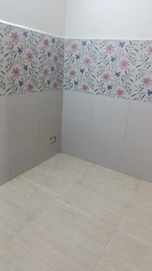 Room in 4 BHK Apartment at Kbnows Apartment, Sector 16 Greater Noida – for Rent