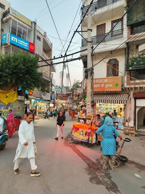  Shop For Rent in Basant Lok